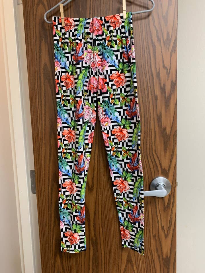 Aquarell Rosen Schwarz-Weiß Geometrische Leggings in Einheitsgröße für den Großhandel von Love 4 Leggings