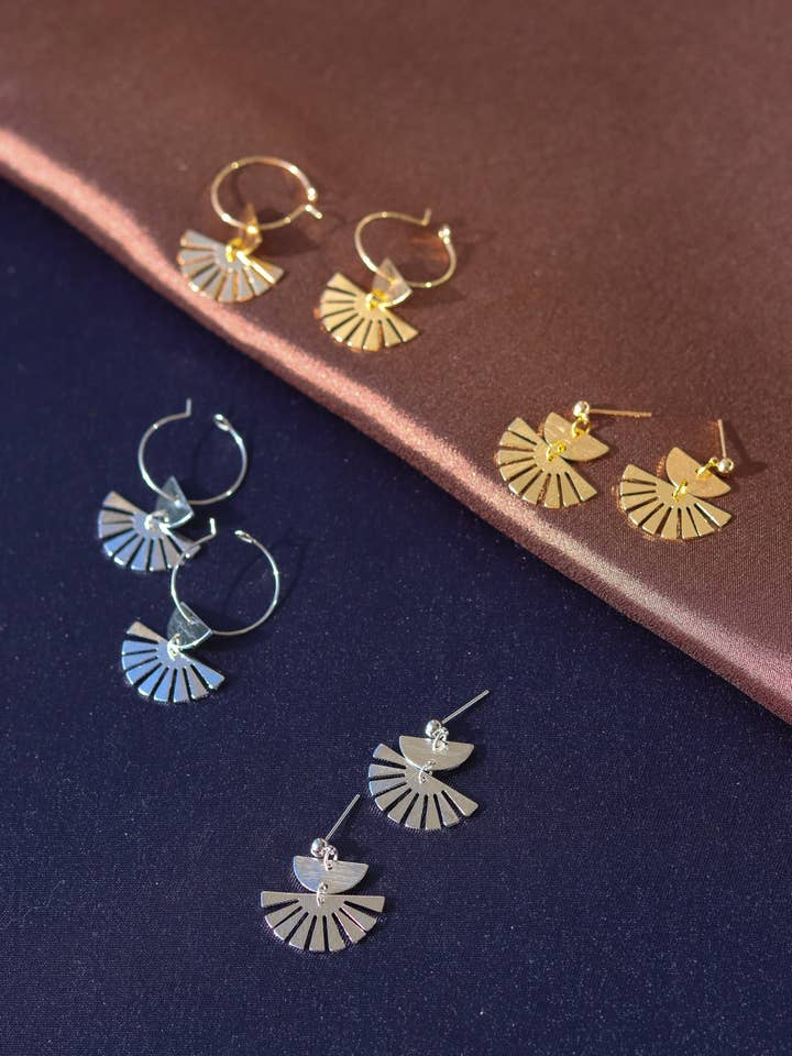 X GULDPLÄTERADE HALV SOLBURST-ÖRHÄNGEN för wholesale av Studio Choo11