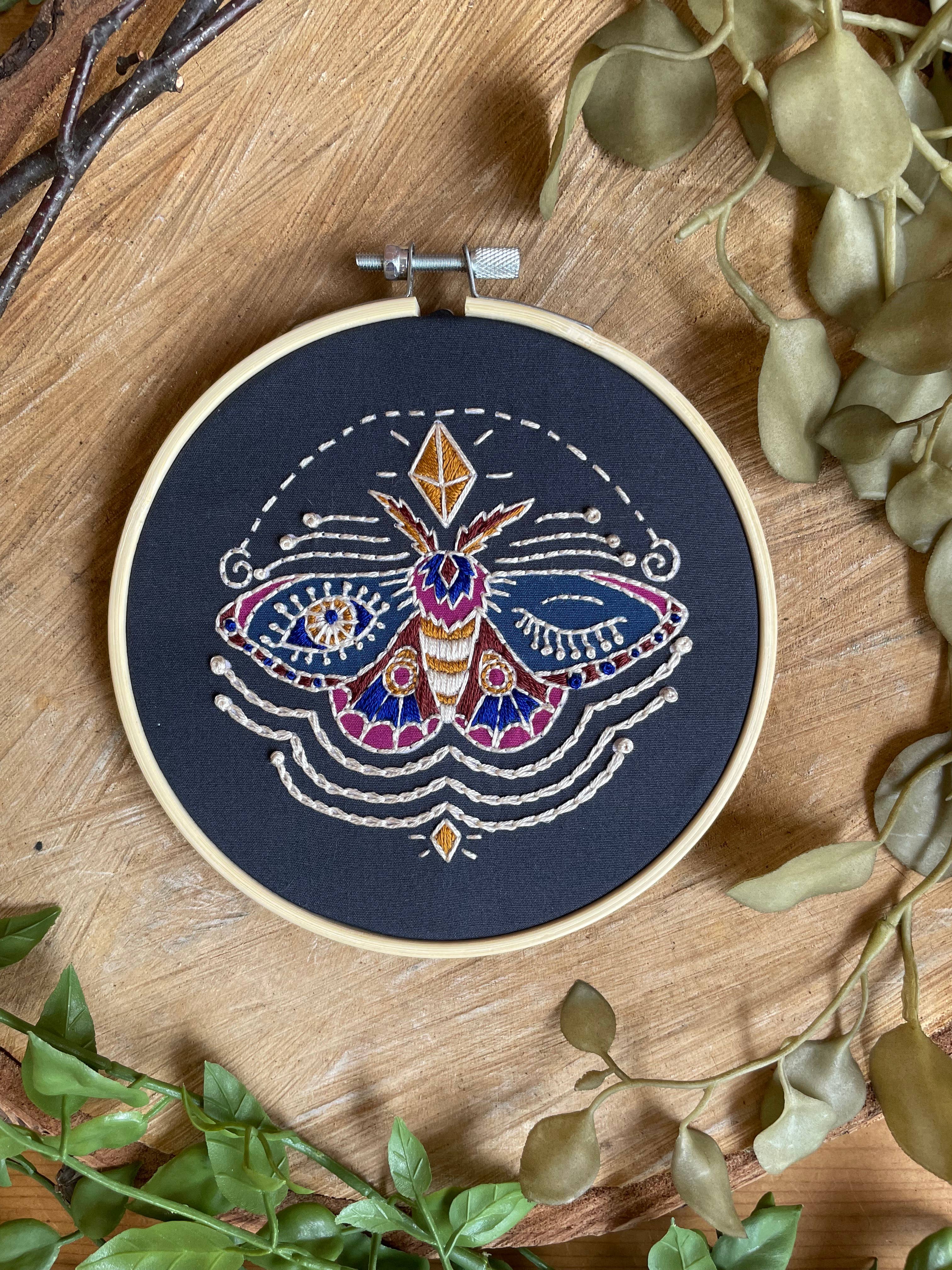 Tangled Up In Hue - Vente Accessoire de broderie/point de croix - Kit de point de bricolage - Kit de broderie papillon de nuit1