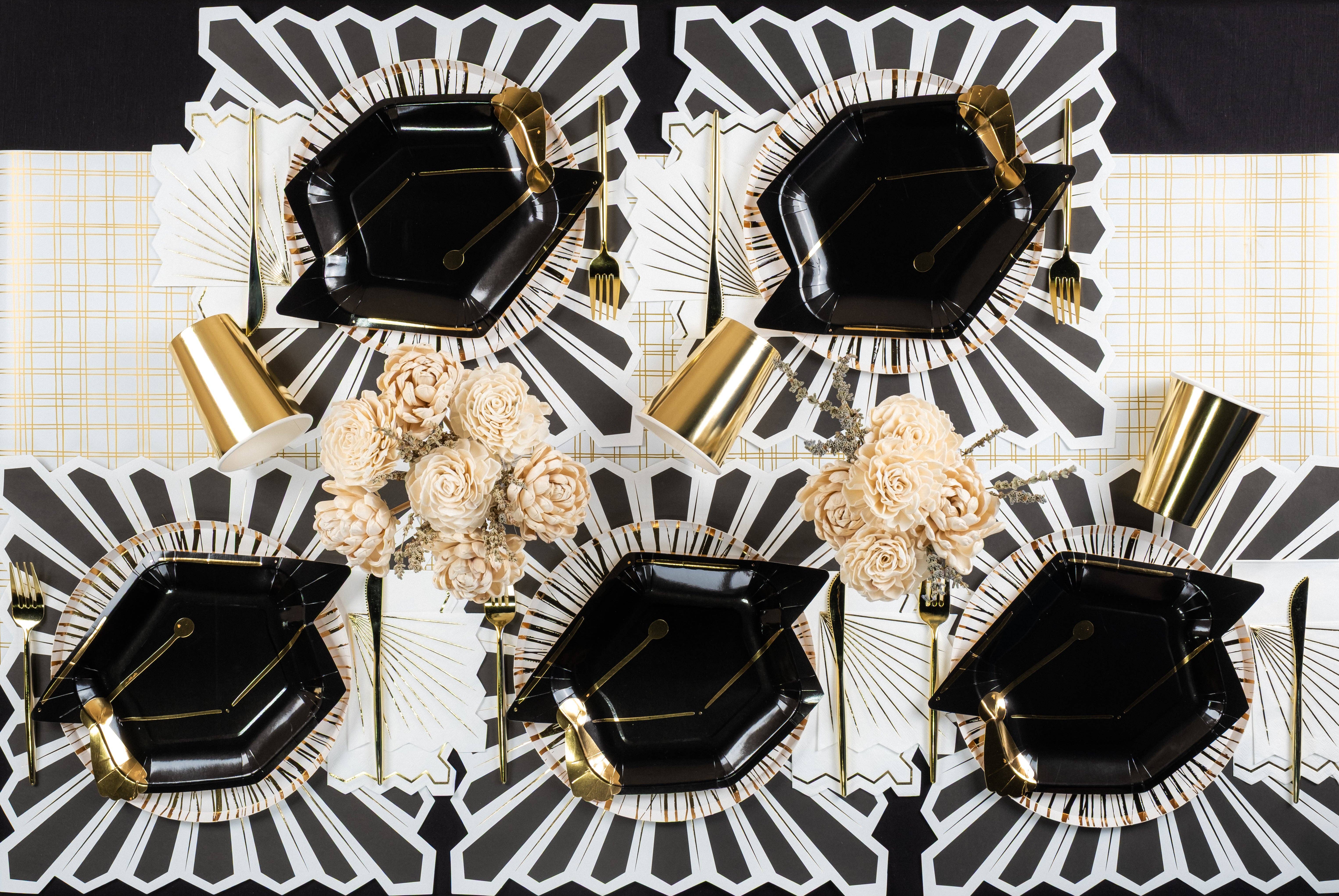 Gatherings by Curated Paperie - Venta al por mayor Mantelito desechable - MCL23-PL9- Mantel de Papel Chic de Celebración Negro con Foil Dorado2