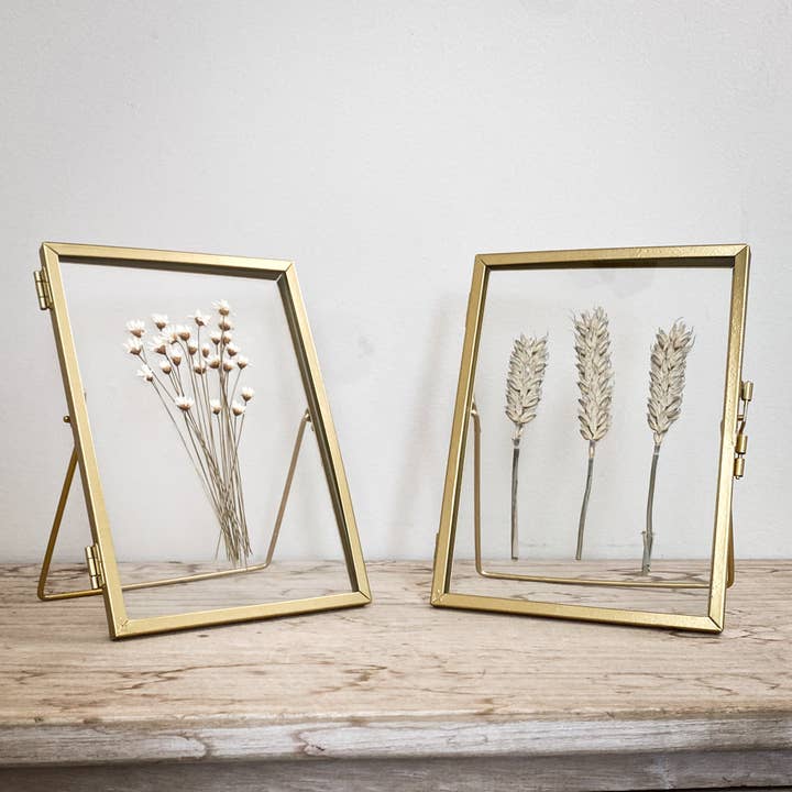 Coultura – wholesale Dried/pressed flowers – Gold Pressed Flower Frame: Natural Star Daisies - Small1