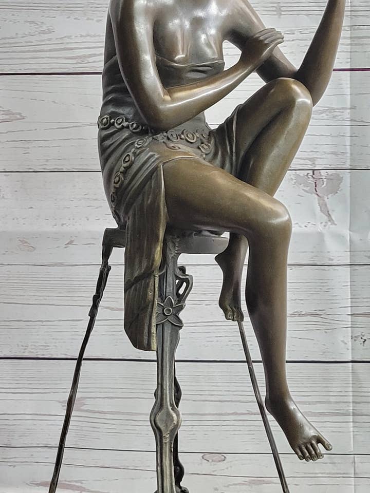Escultura Art Deco de niña en silla con copa de champán de vino, bronce, 21.5 pulgadas x 6.5 pulgadas para venta al por mayor de Bronzhaus
