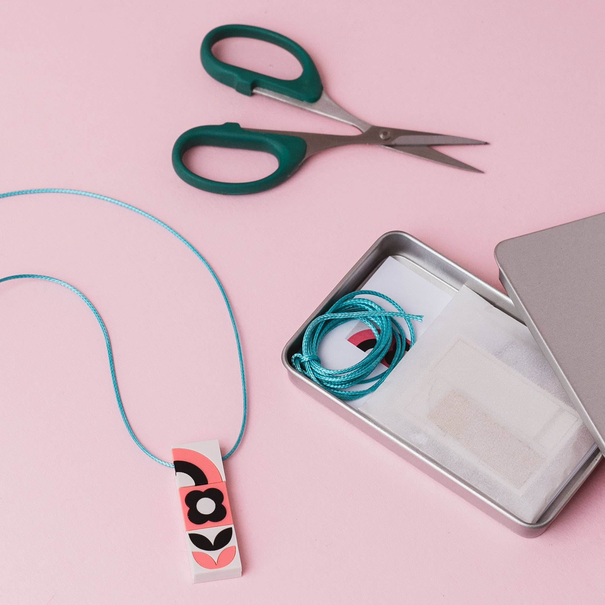 Laura Danby - Vente Kit de bricolage - Kit de fabrication de collier géométrique rose - Kit de bricolage de bijoux6