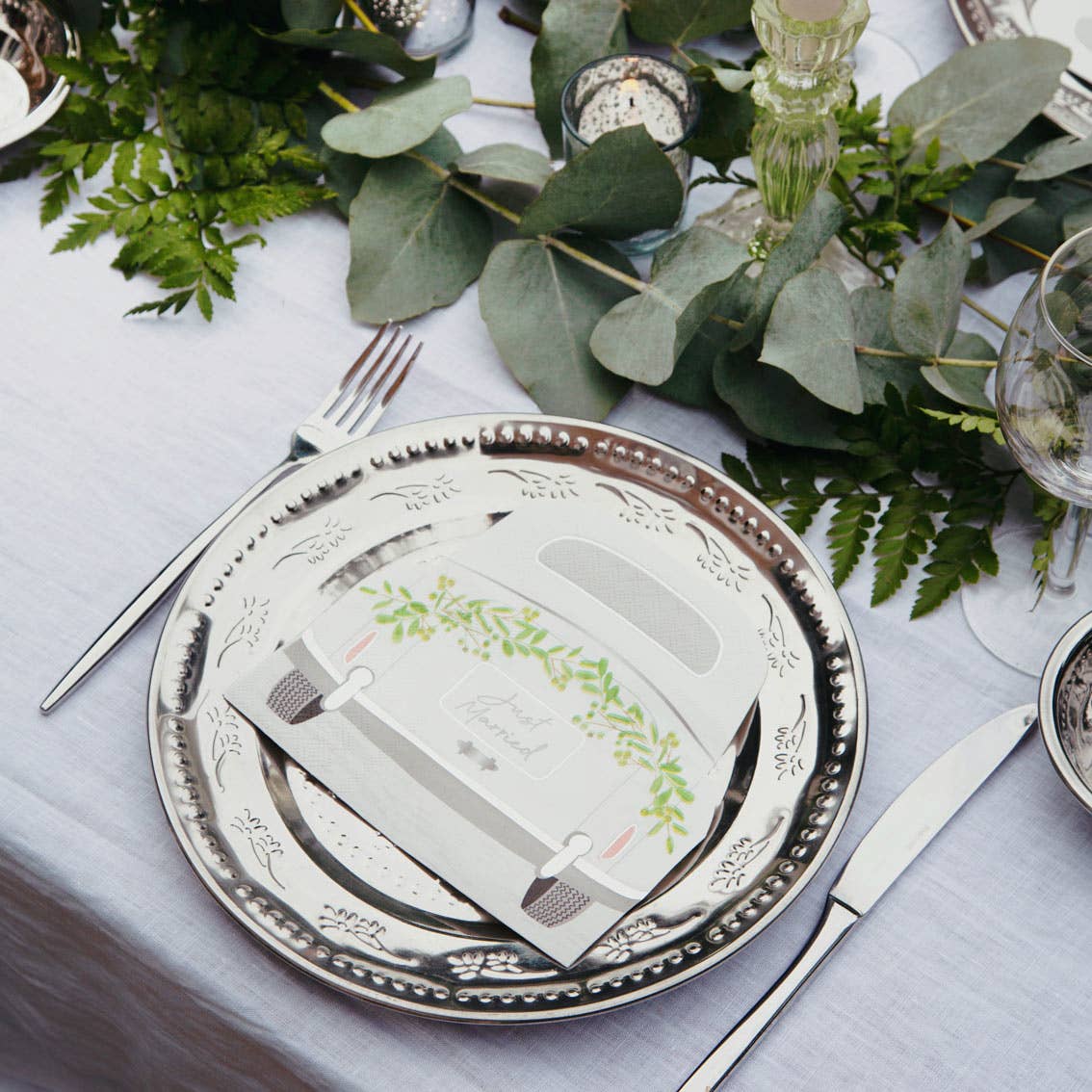 Talking Tables UK – wholesale Disposable napkin – Just Married' Floral Car Napkins | 16 Pack | Wedding |4