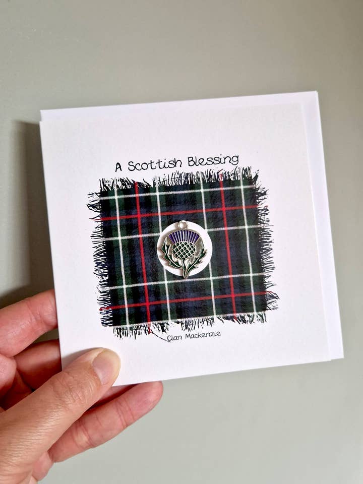 Clan Mackenzie Tartan Tidsel Emalje Charm Kort JB35 for engroshandel hos Wee Wishes