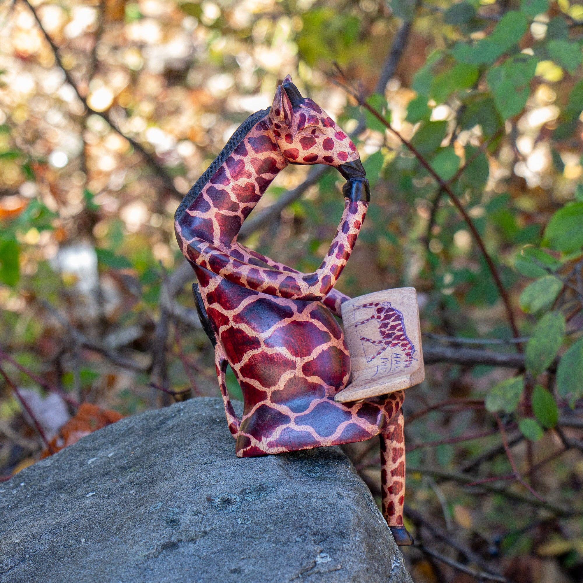 Global Crafts – Großhandel Dekofigur – Regaldekor aus geschnitztem Holz mit denkender Giraffe5