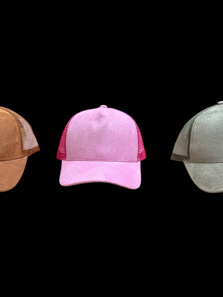 Casquette de camionneur en daim végan pour la vente par Nati Natash