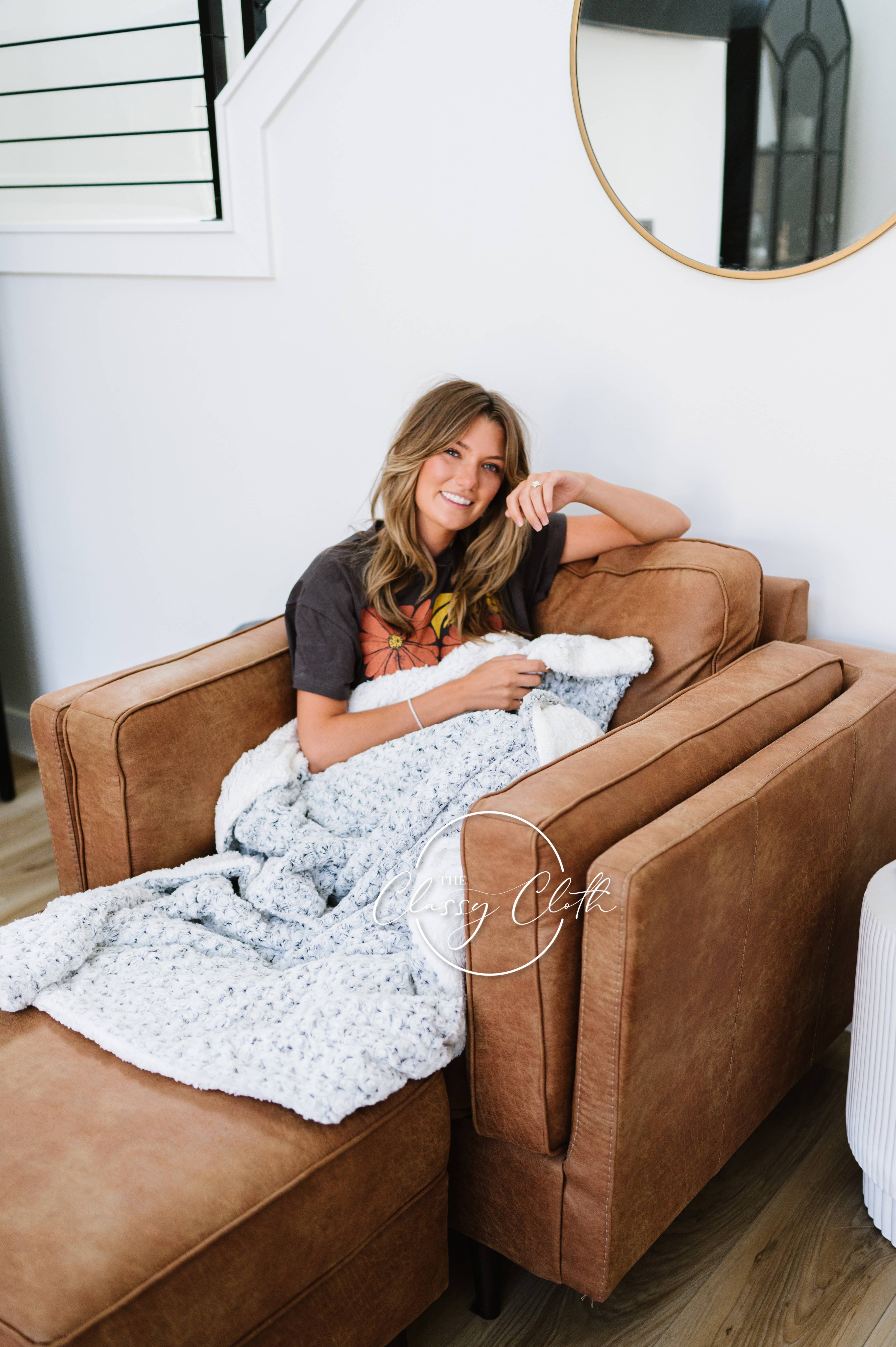 The Classy Cloth WS - Wholesale Throw Blanket - Super Soft Faux Fur Blanket - Grey Spiral RTS1