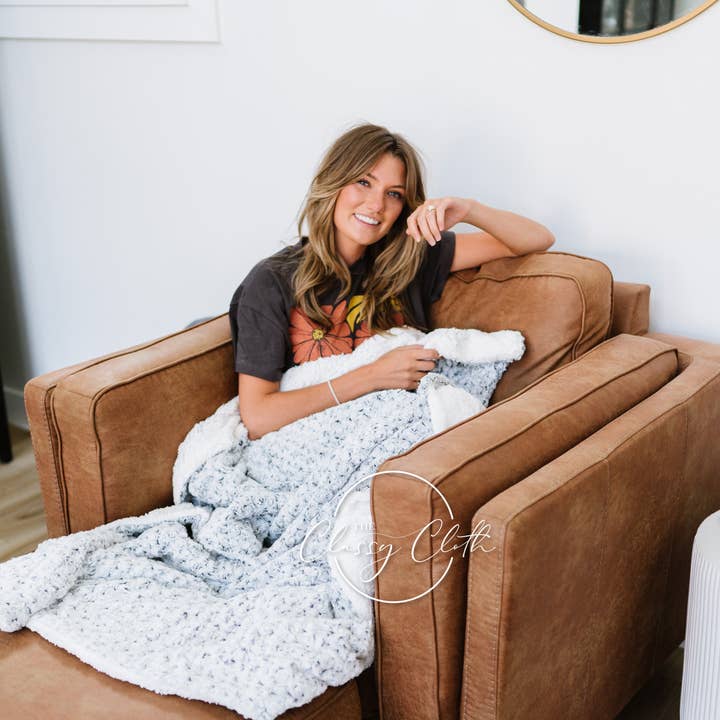 The Classy Cloth WS - Wholesale Throw Blanket - Super Soft Faux Fur Blanket - Grey Spiral RTS1