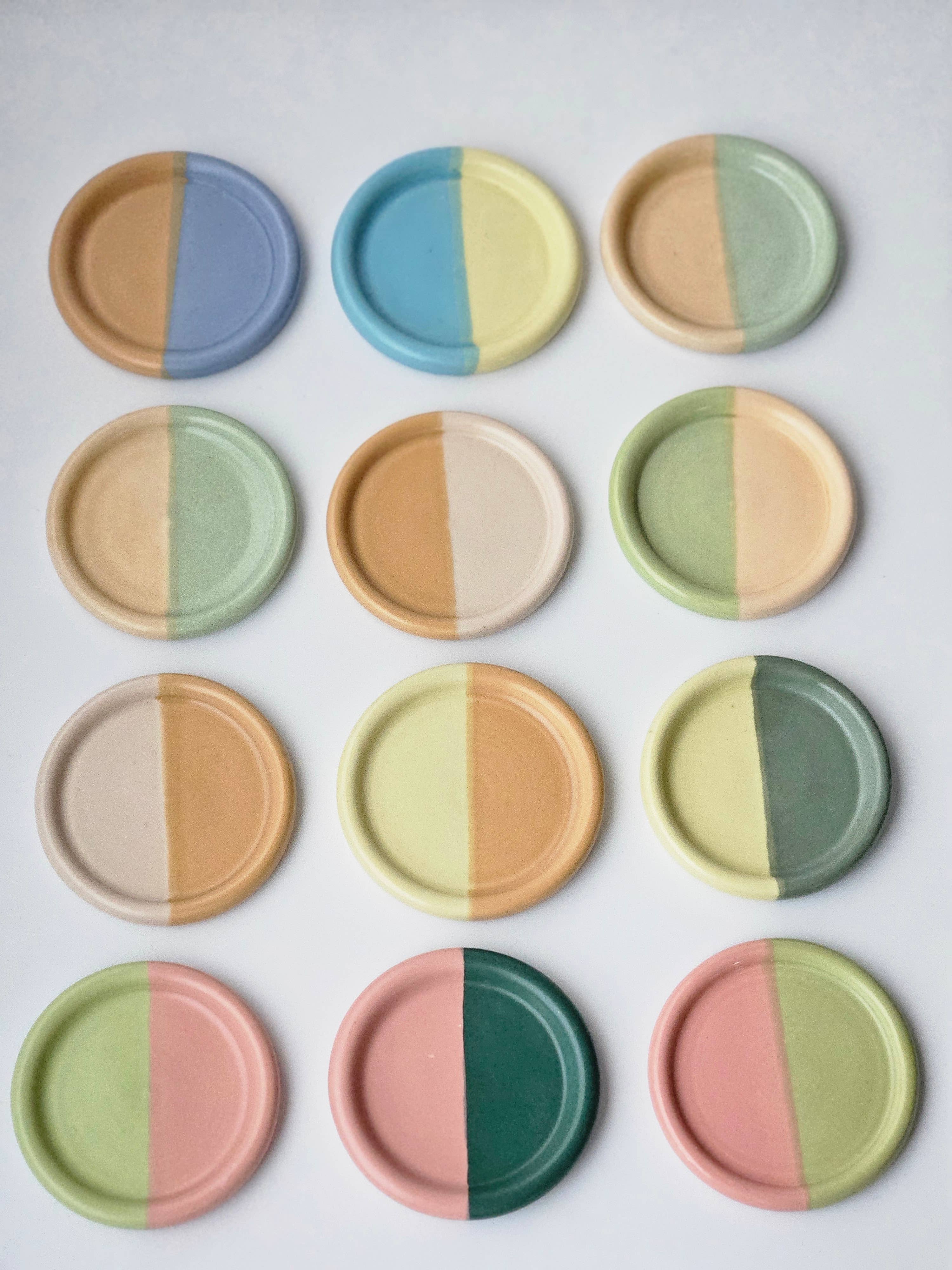 Bad Dogs Studio – Base de copos por atacado – Base de Copos Meio a Meio • Cerâmica Artesanal Colorida10