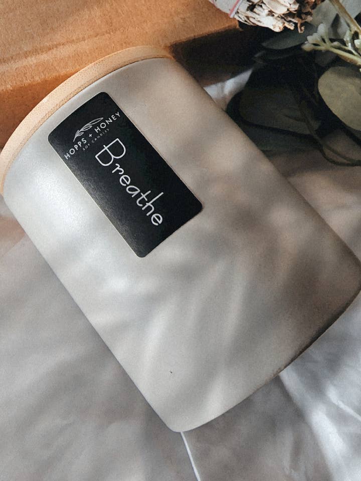 Bougie à la cire de soja Breathe-Modern pour la vente par Hopps and Honey