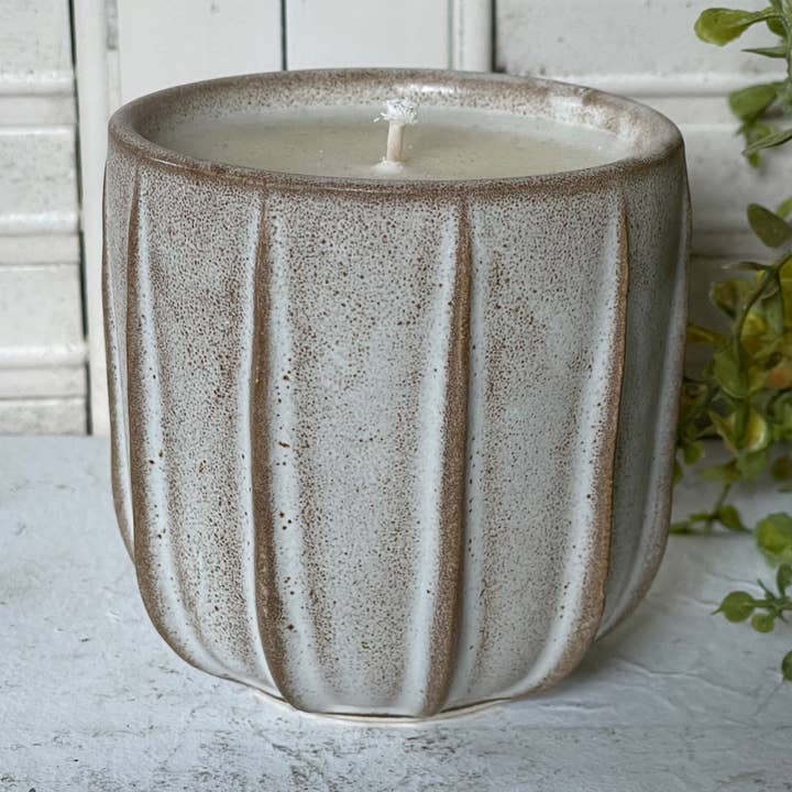 Bougie épicée à la citrouille et au chai de 10 oz en poterie pour la vente par 1858 Candle Co