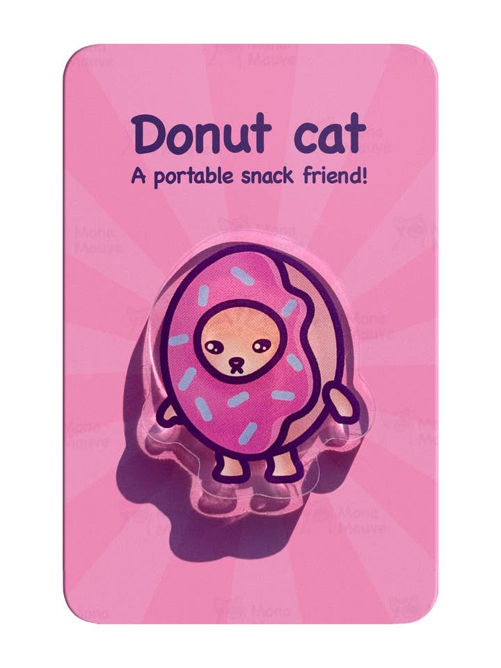 Spilla a forma di ciambella per gatti | Collezione Snack Cats | Distintivo in acrilico da 40 mm per la vendita all'ingrosso da parte di Mona Mauve • Silly Art!