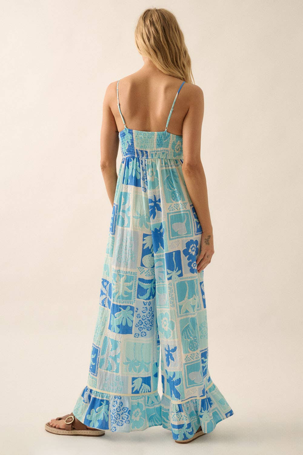 AZUL AGUAMARINA Mono de tirantes con volantes y pernera ancha de estampado floral tropical de venta al por mayor en Faire5