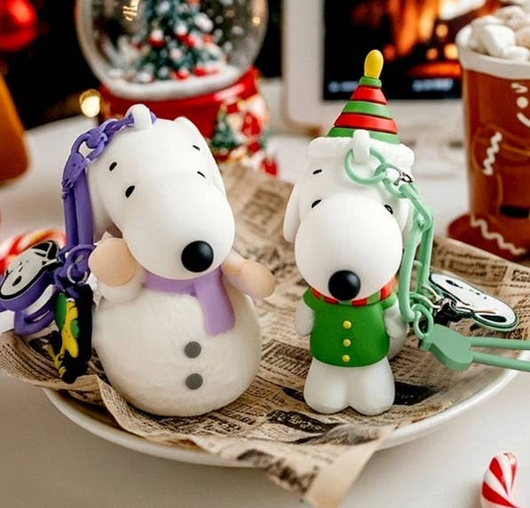 K-Wonderland - Wholesale Sleutelhanger - Uniseks - Pinda's Snoopy Kerstfiguur Sleutelhanger (Willekeurige Stijl)5