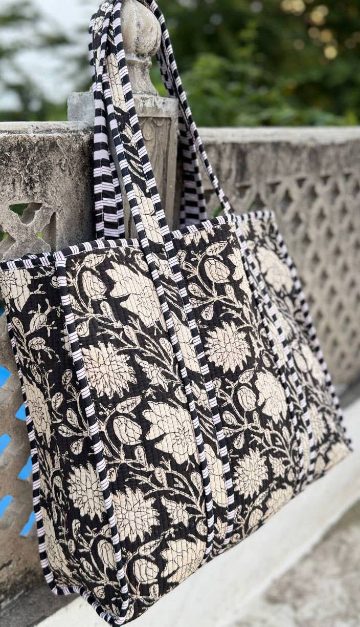 GYPSY STUDIO – wholesale Axelremsväska – Dam – Svart quiltad väska med blocktryck damväskor4