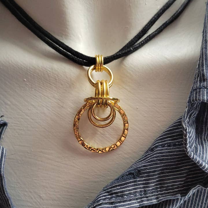 Collana con Ciondolo in Oro "Grande Spangle" con Cordino/Boho/Western per la vendita all'ingrosso da parte di Teahan K Jewelry