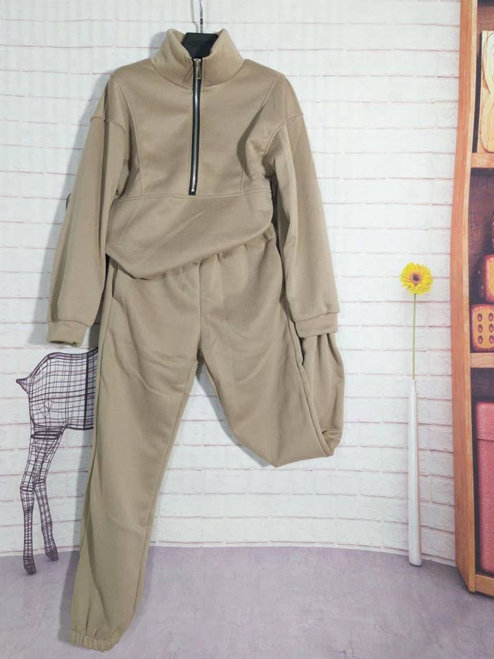 safistyle - Wholesale Lounge Set - Women's - Cropped Zip-Up Jacket and Joggers Set11
