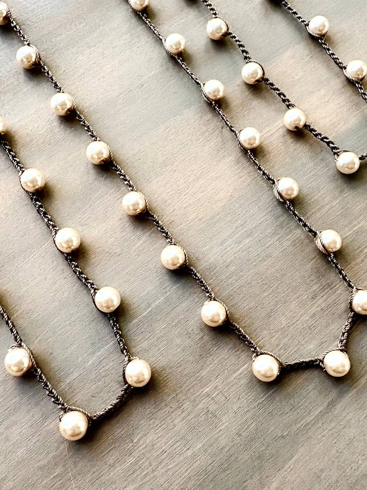 Collier superposé en perles de verre artisanales pour la vente par Twist Style