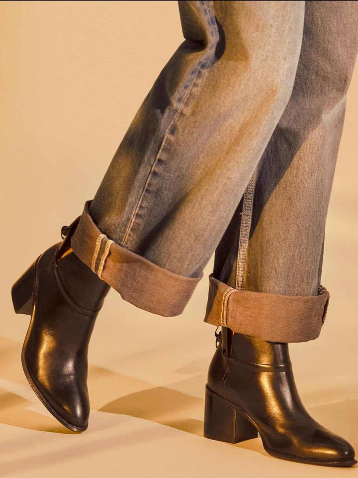 Mangará Atelier - Wholesale Booties - Women's - Brown Leather Ankle Boots Attalea – Women’s Block Heel Booties3