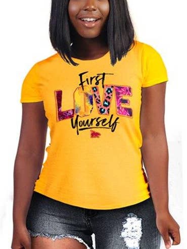 T-shirt motif Aimez-vous d'abord pour la vente par Live Fly Clothing