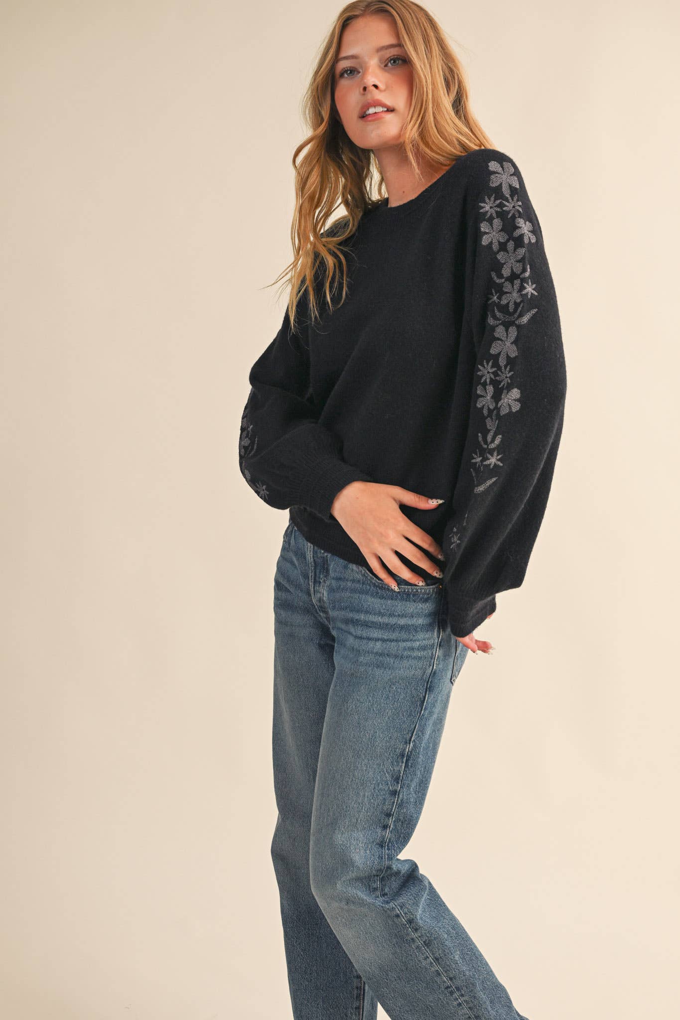 &MERCI - Wholesale Knit Sweater - Women's - PULLOVER SWEATER WITH FLORAL EMBROIDERED SLEEVES MSW108905