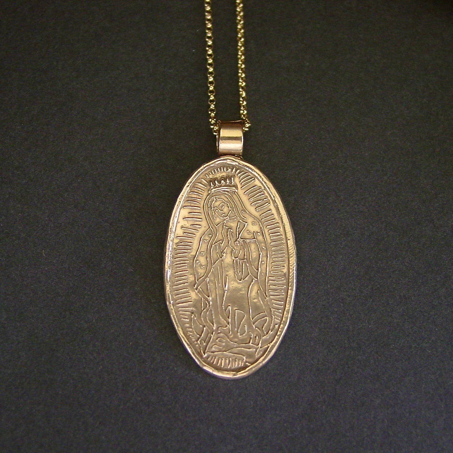 Vis a Vis Jewelry - Vente Colliers à pendentif - Collier Pendentif Vierge de Guadalupe - Sculpté à la Main5