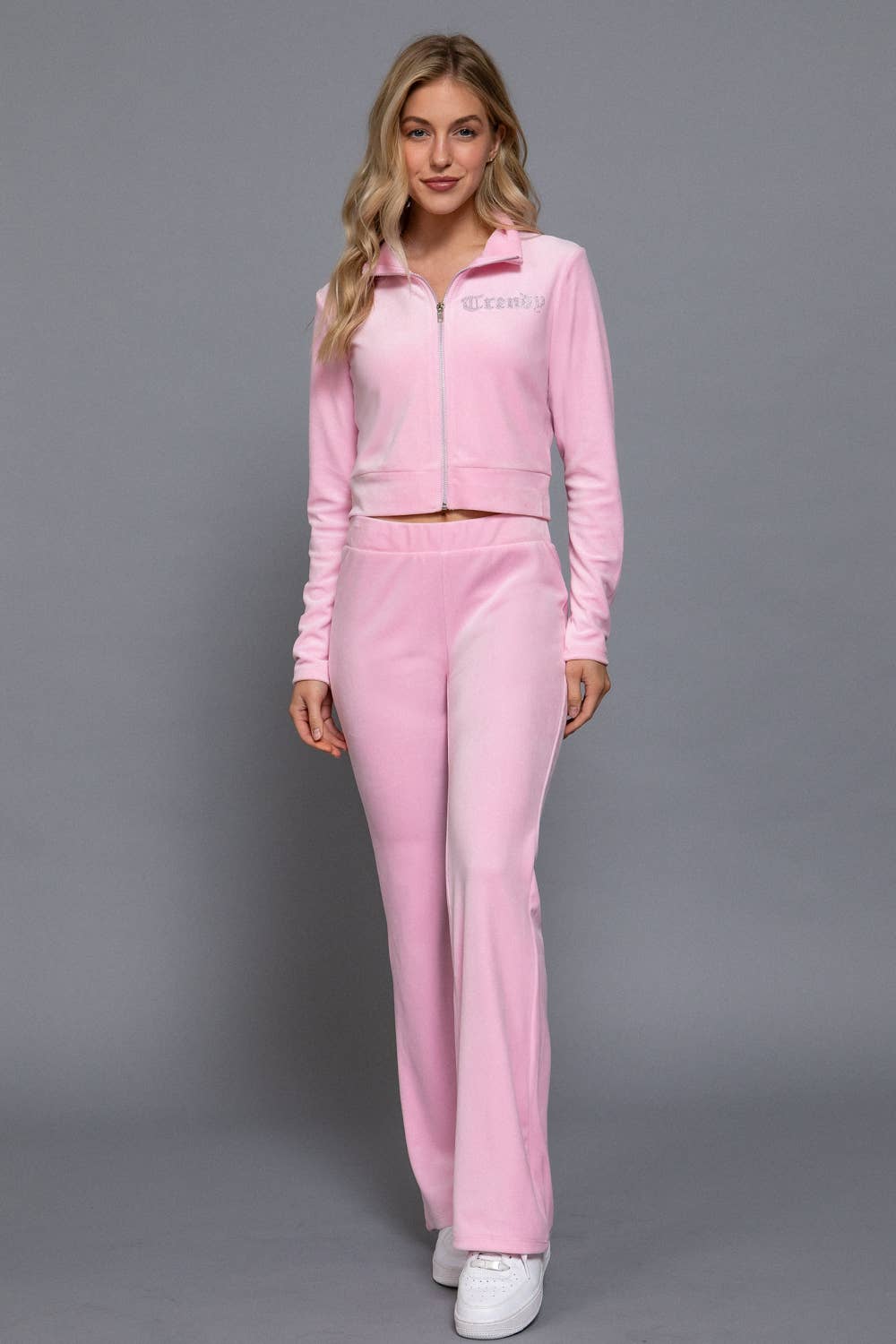 Active Basic | Active USA – Engroshandel Loungesæt - Dame – Mock Neck Zip Up Jakke & Rhinestone Flare Bukser Velour Sæt12