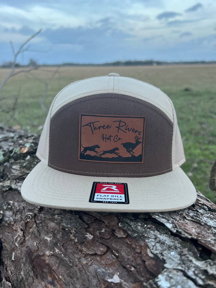 Chasse au cerf avec chien - Casquette plate - Richardson 168 à 7 panneaux pour la vente par Three Rivers Hat Co.