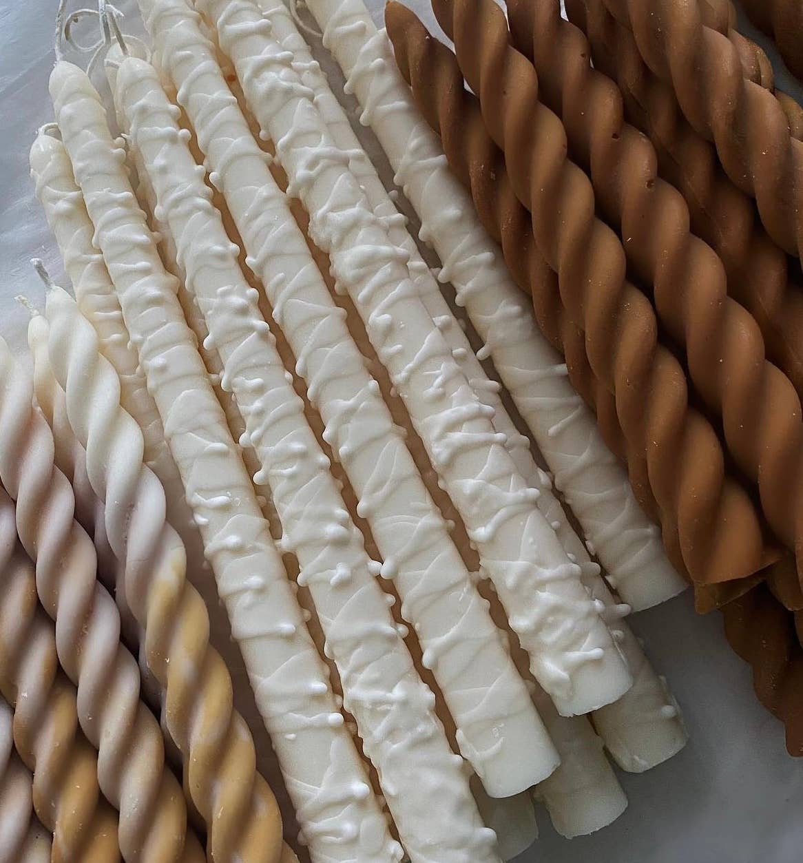 SoieLondon – wholesale Avsmalnande ljus – SoieLondon Set med 2 snurrade stearinljus med snöfläckar, veganska, sojavax1