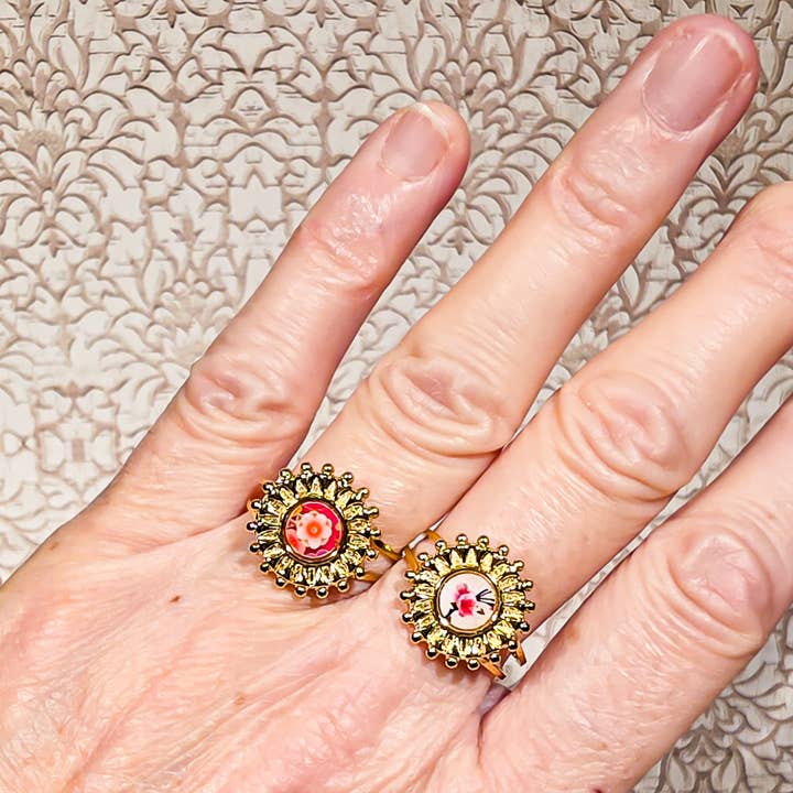 Vergulde roestvrijstalen ring met bloemmotief van hars voor wholesale door Lydée Déco