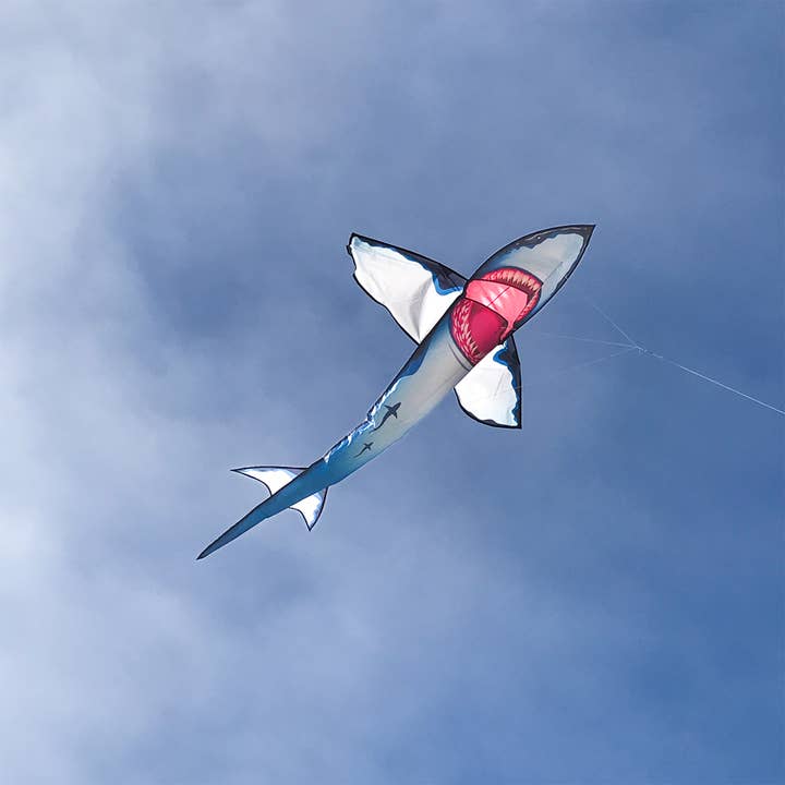 In the Breeze, LLC. - Vente Cerf-volant - Grand cerf-volant requin 3D blanc 7,5 pi1