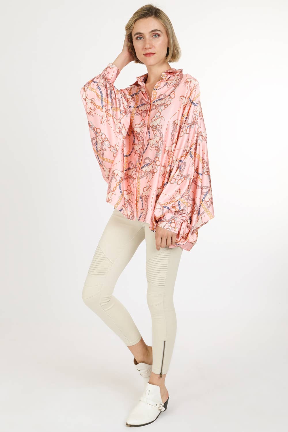 Beulah Style – Blusa - Mulher por atacado – Blusa de Cetim com Estampa de Corrente Multicolorida e Cavalo QC21747