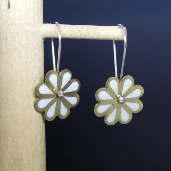 Plataica - Wholesale Dangle Earrings - Daisy Earrings in Brass and 925 Silver with White UV Resin3