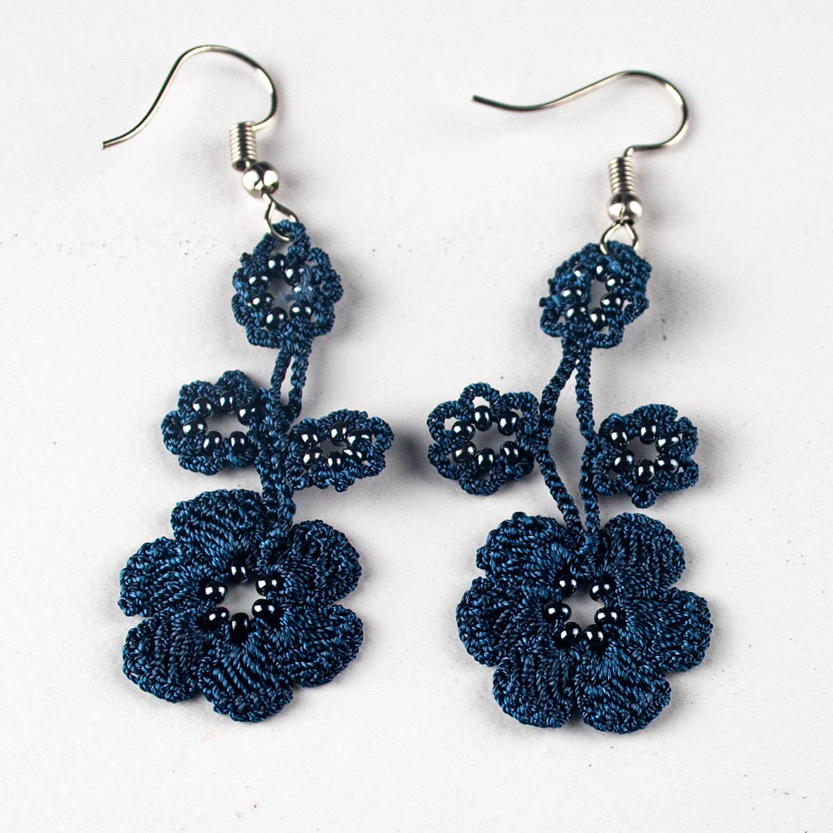 Silk Wool and Bijoux - Vendita all'ingrosso Orecchini pendenti - Orecchini a Fiore Violetta all’Uncinetto in Seta9