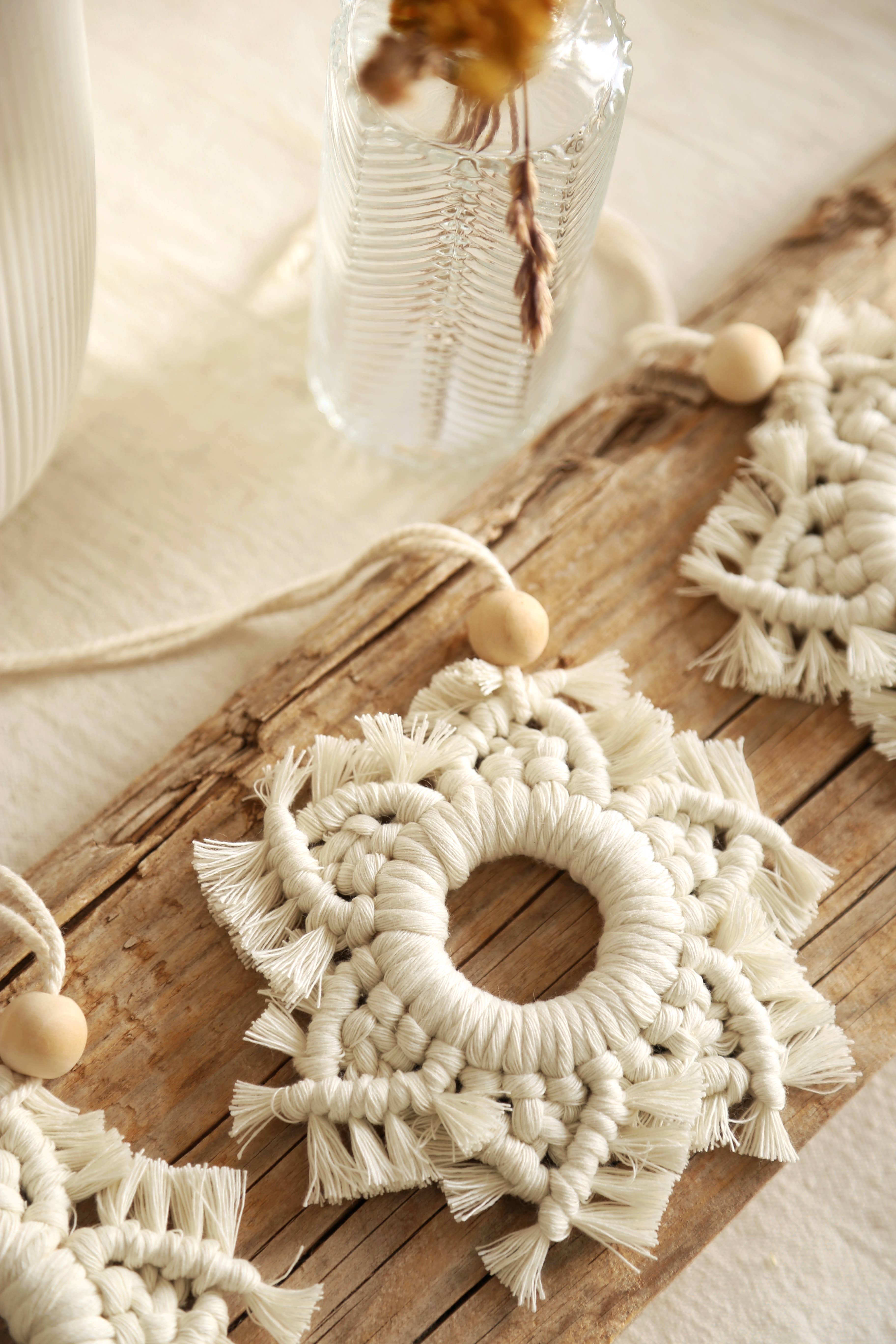 The Frenchie Knot – Ornamento por atacado – Enfeites de floco de neve de macramê para Natal1