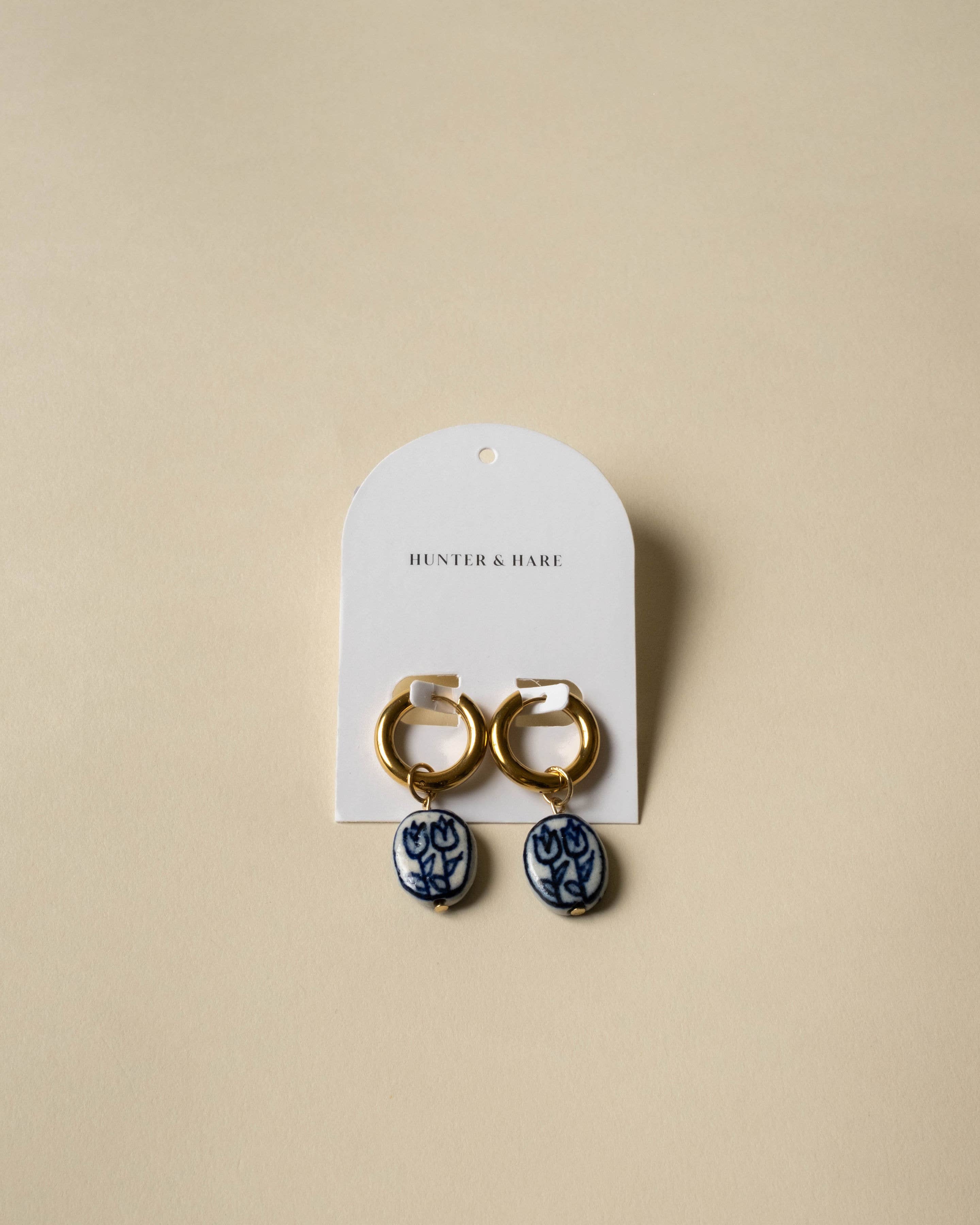 Hunter & Hare – wholesale Hoop-örhängen – Chloe Tulip Porslinpärlörhängen2