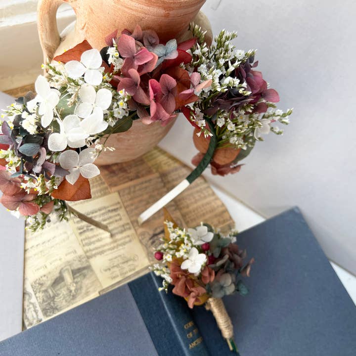 Corona di fiori in colori misti fatta a mano per la vendita all'ingrosso da parte di HELLO FLORAL DESIGN LTD