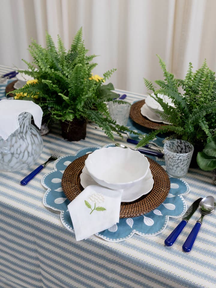 Set de table Gouttes, bleu et blanc pour la vente par Mariaida Home