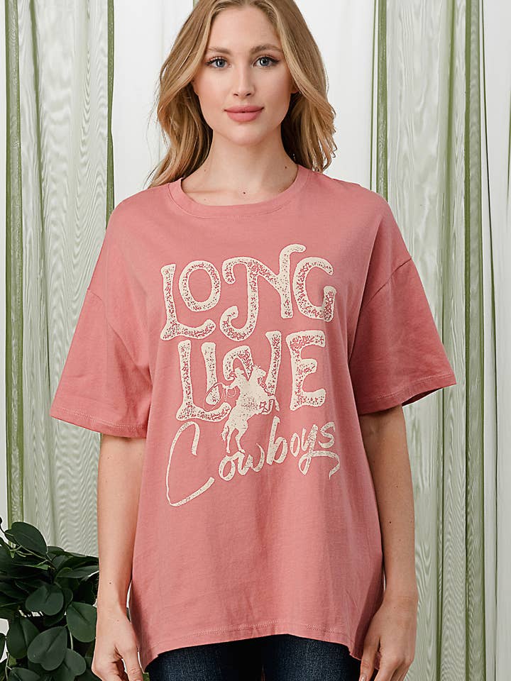 T-shirt oversize con grafica «long live cowboys» per la vendita all'ingrosso da parte di Tres Bien, Inc