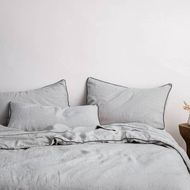 Lysegrå med sort rør - 100% ren hør eller hørbomuld | 3-delt rørdynebetræk sæt | Håndlavet | Forvasket for engroshandel hos The Tangerine Store