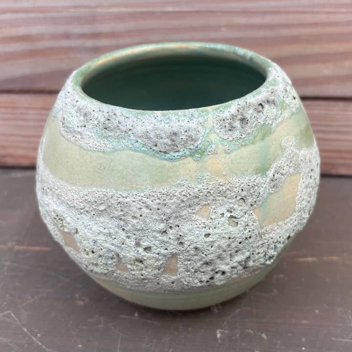 Tekstureret vase i stentøj – Salviegrøn og lava - UNIKT STYKKE for engroshandel hos veronicaruizceramica