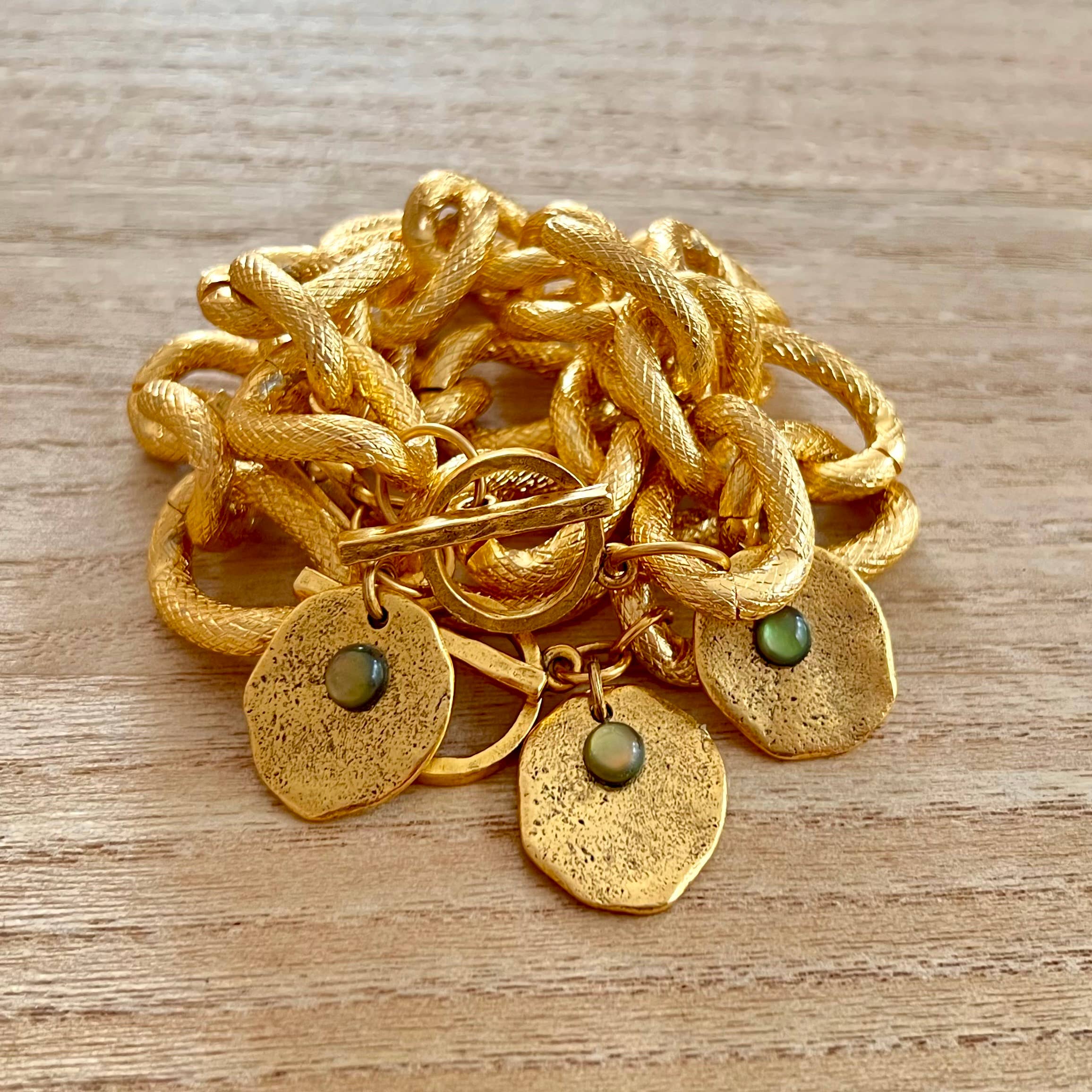 Nellie Pratt Artisan Jewelry – Engroshandel Armbånd med led og kæde – Loud Luxe- glam aluminium guldkæde armbånd6