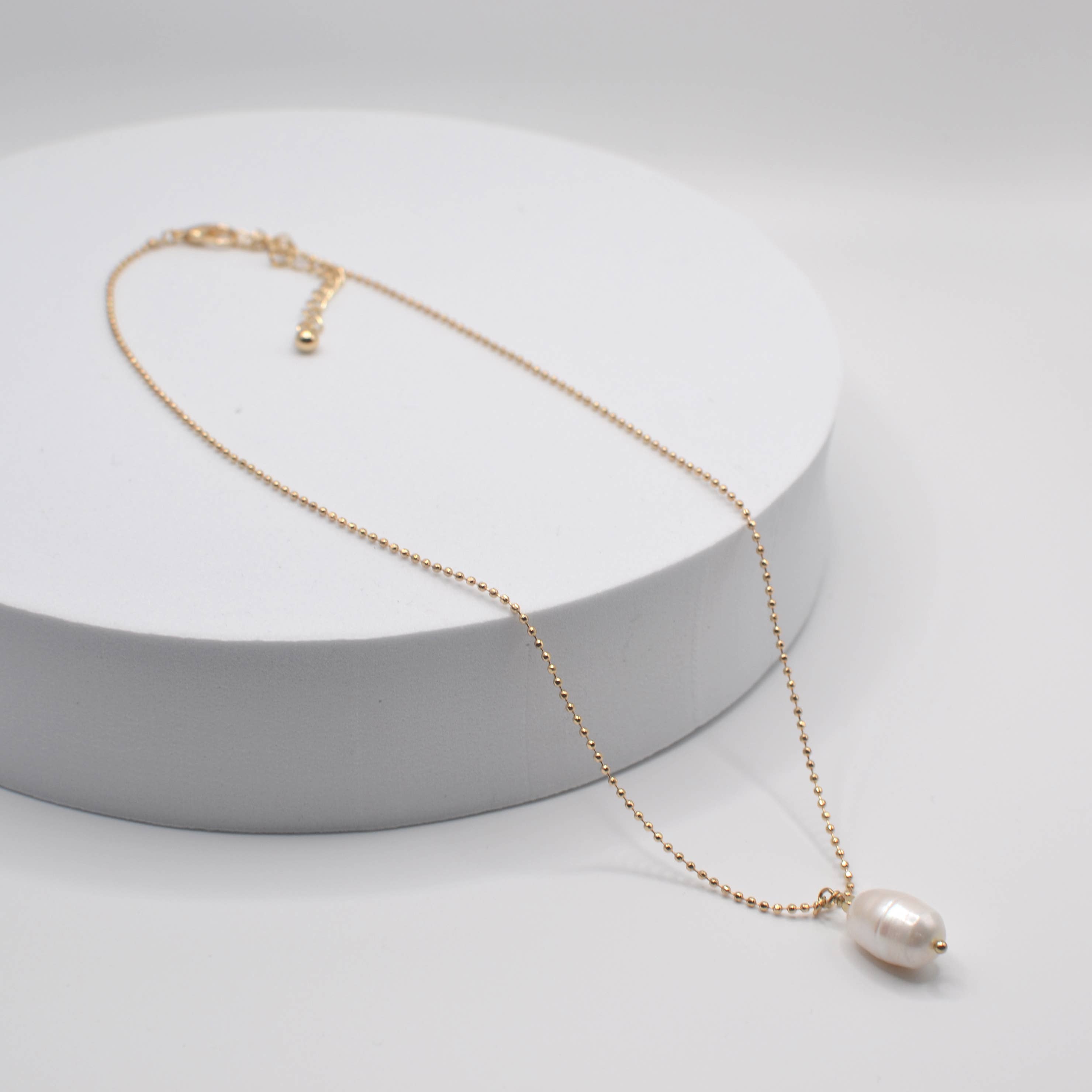 StarryNYC – Großhandel Kette mit Anhänger/Charm – Perlenanhänger in Tropfenform mit Kugelkette, zierliche Halskette2