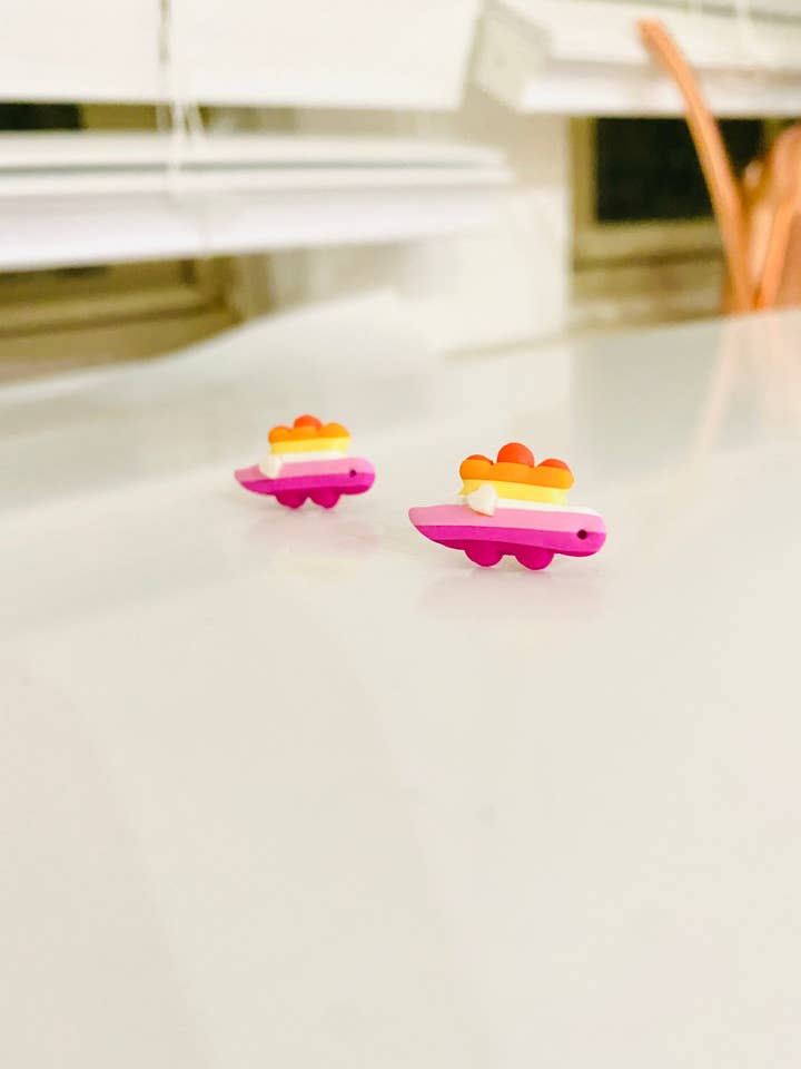 Dinosaurus met lesbische vlag en hart LGBT Pride oorknopjes voor wholesale door Eflie