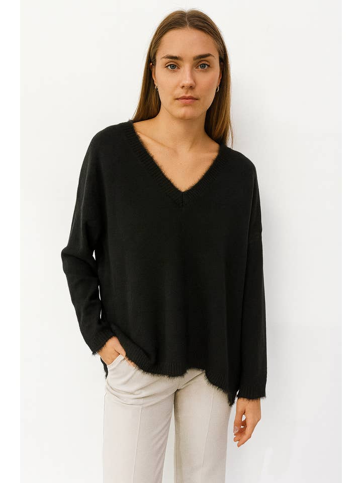 Lucy Sparks - Wholesale Knit Sweater - Women's - SOFT KNIT V NECK JUMPER WITH FAUX FUR TRIM0