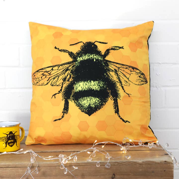 Gul Bee Velvet Pude for engroshandel hos Kitsch Republic