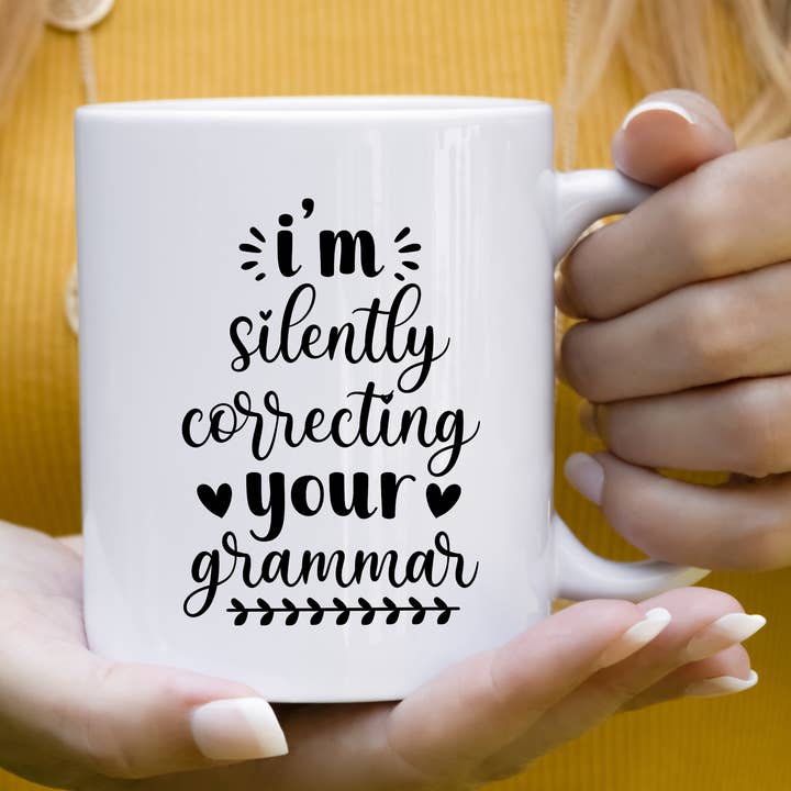 Ik corrigeer stilletjes je grammatica grappige mok voor wholesale door Hello Gorgeous Mugs