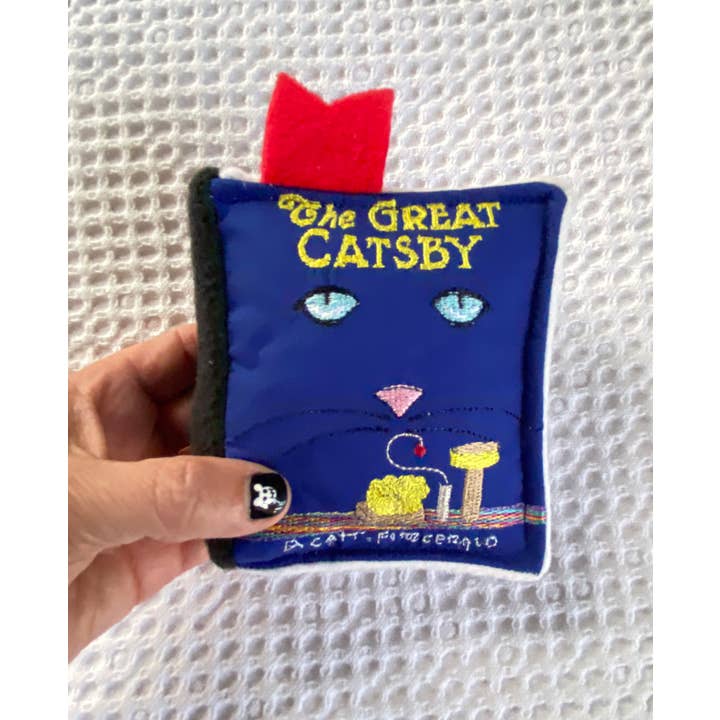 Screaming Pickles – Engroshandel Legetøjssæt - Kat – Håndlavet plyslegetøj - Plys bog til katte "Den Store Catsby"8