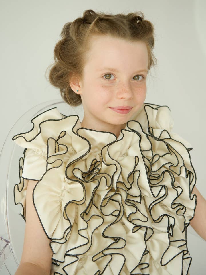 Perlencremefarbenes Kleid für den Großhandel von Amelie et Sophie